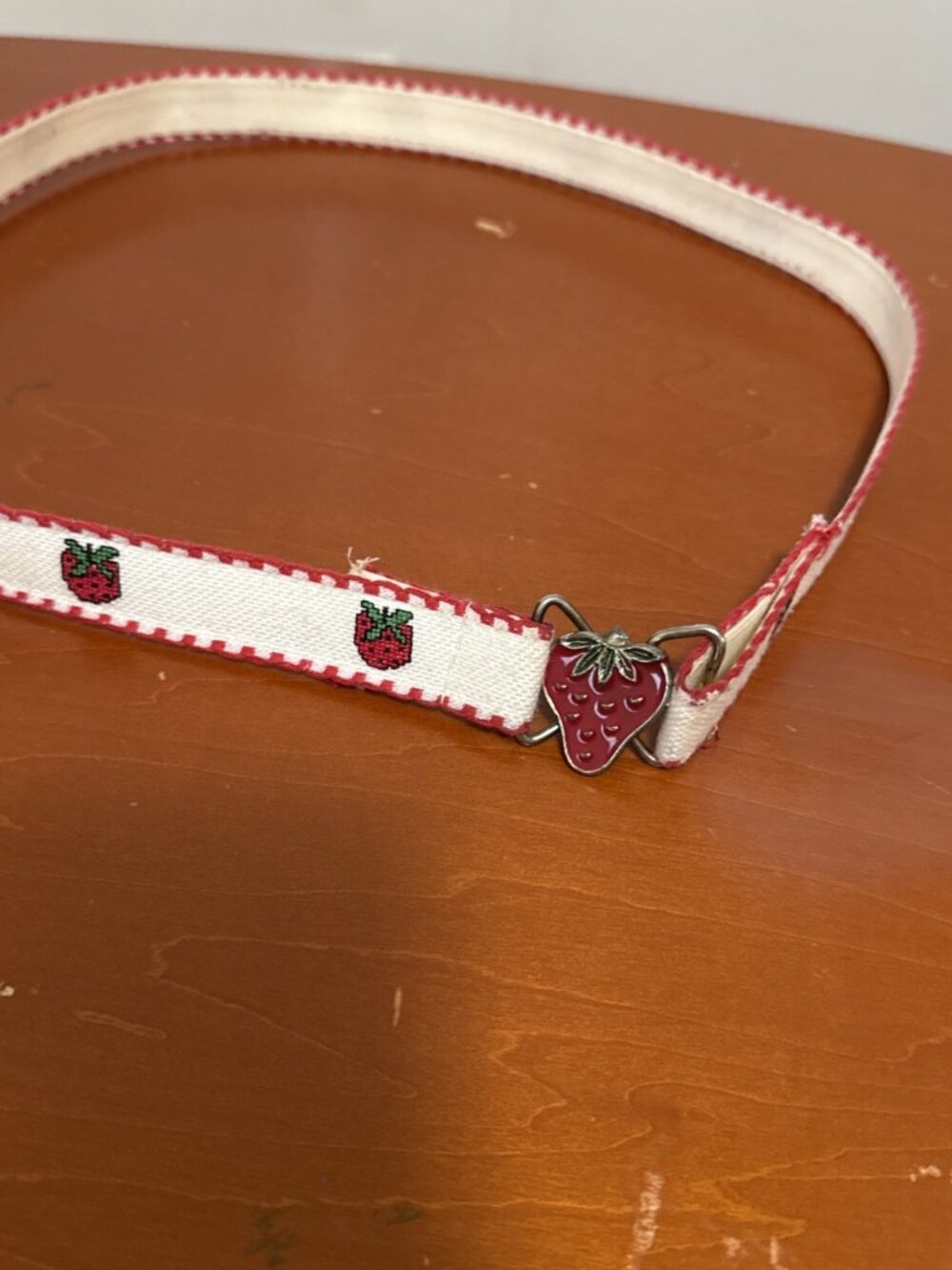 1980 Vintage strawberry Women’s Belt Approximately 31 Inches. Super Cute
